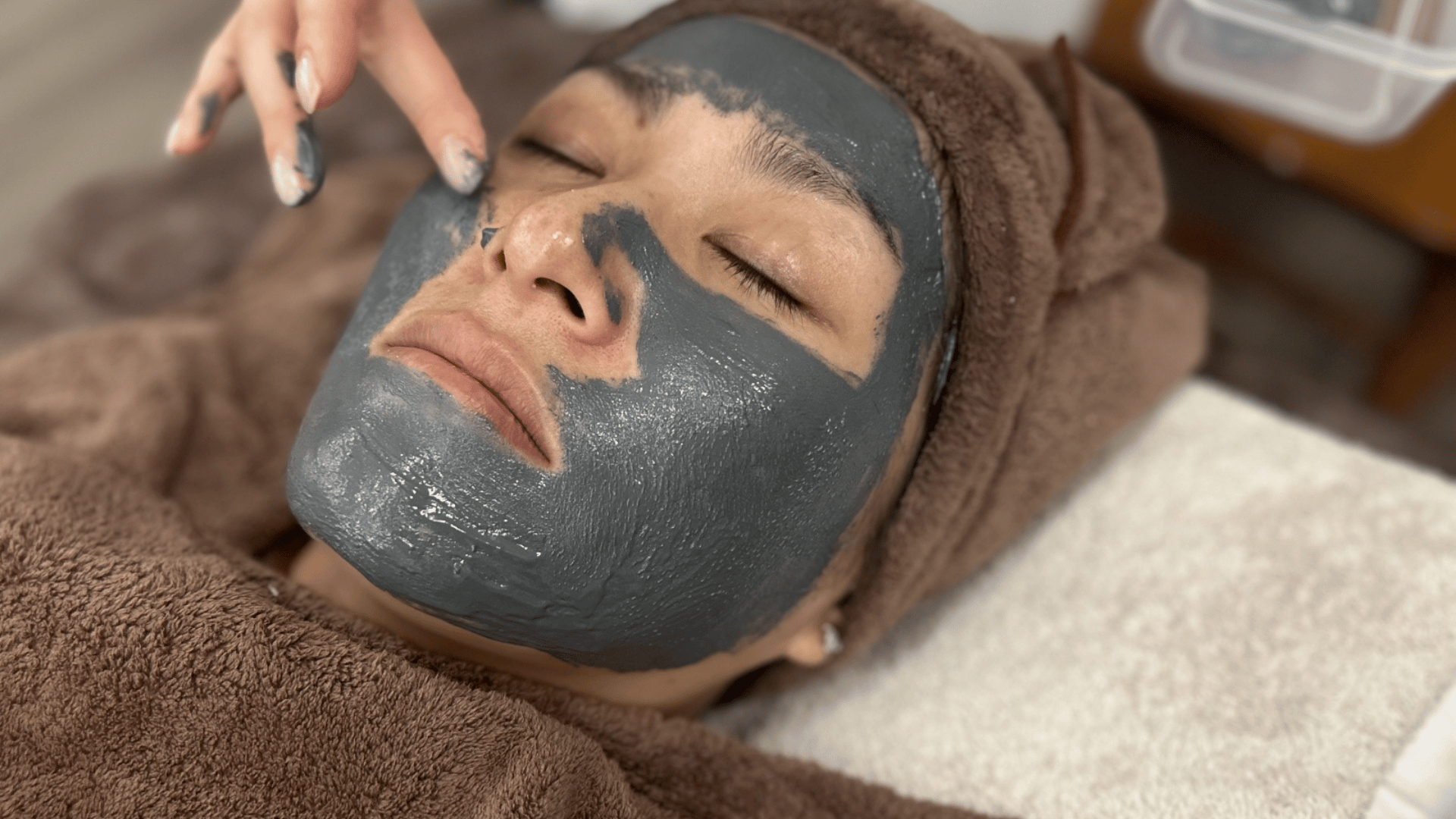 エステサロンでの沖縄クチャを使った施術風景